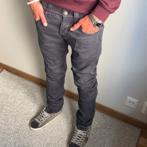 Dondup George jeans! - Ett par svarta dondup jeans me riktig feta detaljer, jeansen är i storlek 30 och passar dig som är 170+🥂bara att skriva vid funderingar,mvh v&l closet🥂😀