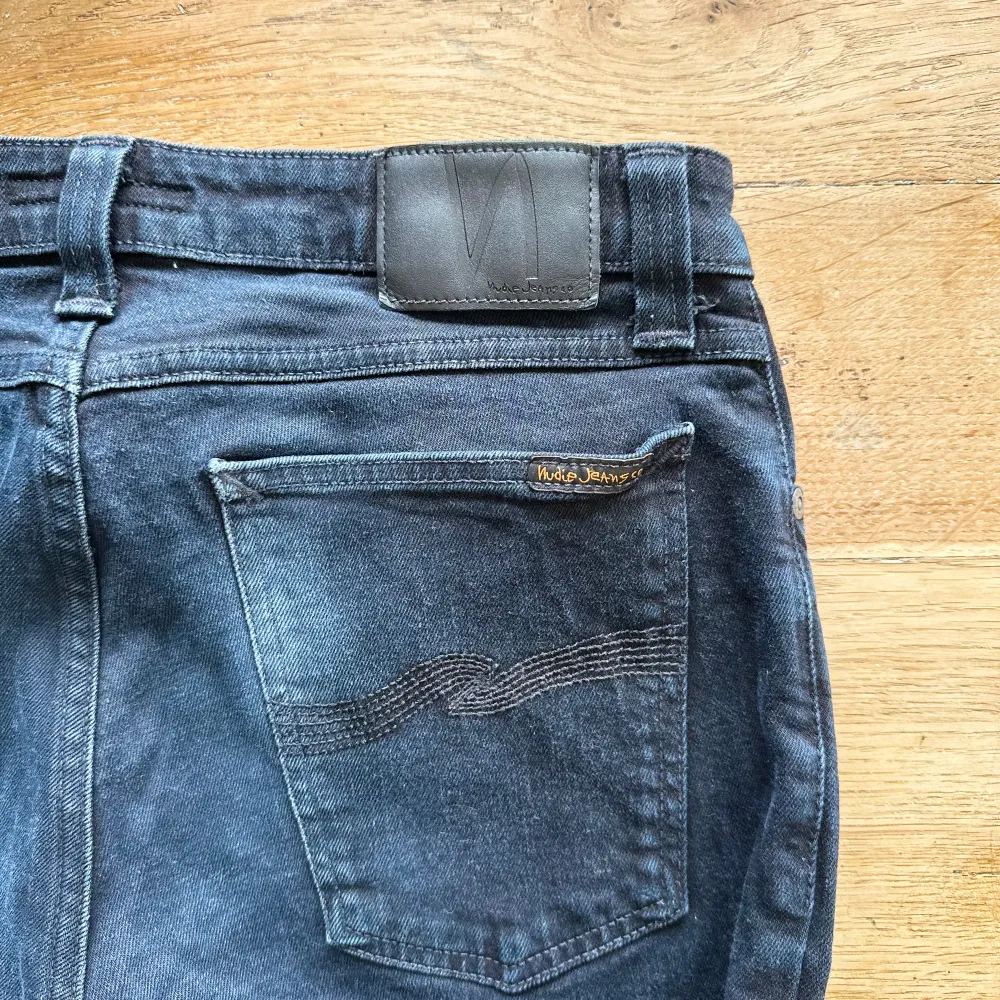 Tjena! Säljer dessa feta Nudie Jeans ⭐️ Skicket är 10/10 med inga flaws 😊 Priset är inte fast utan kan ändras 💵 Om du har några funderingar tveka inte på att fråga 👍. Jeans & Byxor.