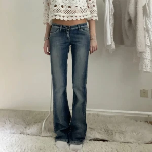 Lågmidjade jeans - Lågmidjade vintage jeans från märket Big Star. De första tre bilderna är lånade från förra säljaren då de tyvärr har blivit för små för mig. Midjemått: 36 cm, innerbenslängd: 78 cm men är uppsydda så går enkelt att göra några cm längre 💕