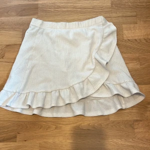 Fin kjol - Kjol i bra skick! Strl 150. Längd: 34. Midja: 30cm. 