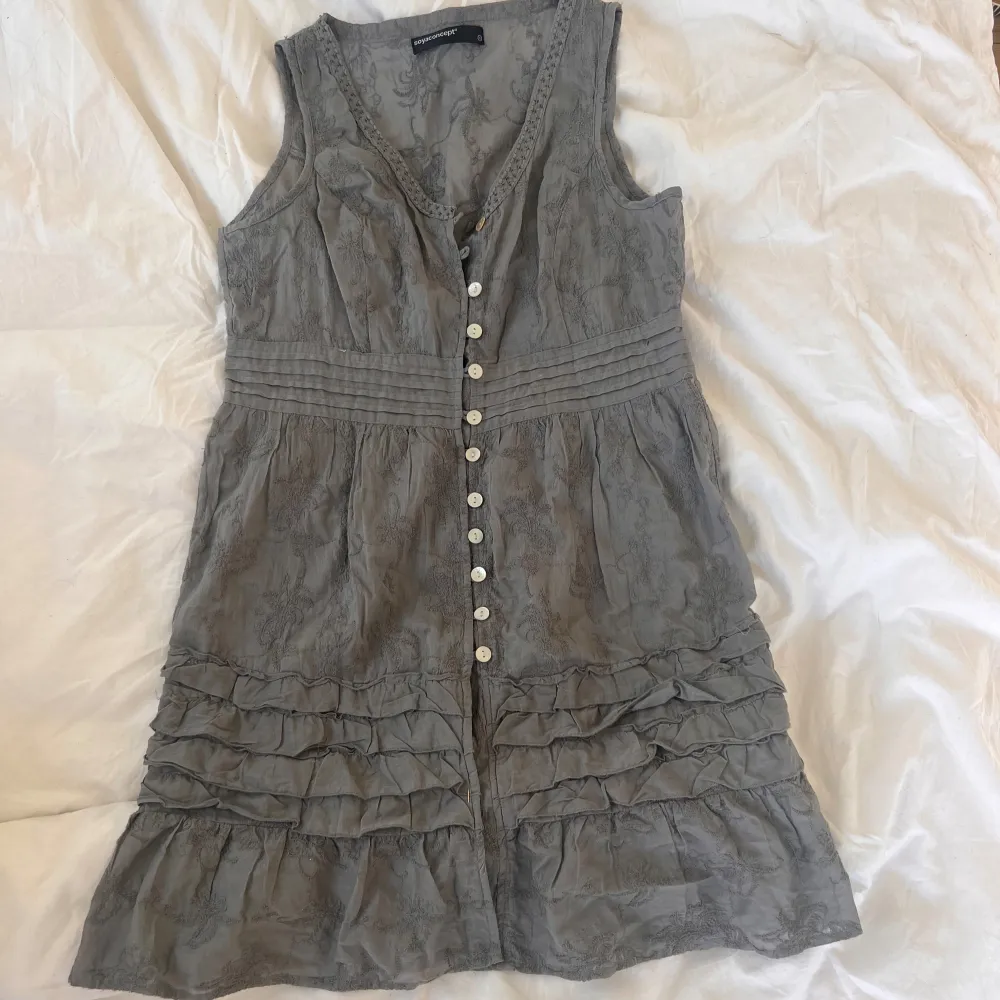 Söt grå vintage klänning med knappar och fint mönster. Hör av er vid frågor💗. Mekot.