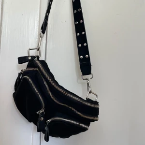 Liknande noella väska från Gina Tricot  - Fin axelremsväska från Gina Tricot! 