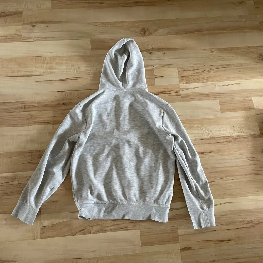 Ralph Lauren zip hoodie storlek S i fint skick. Inga skador eller fläckar. Nypriset är 2 195kr jag säljer den för 399kr eller bud. Mvh . Tröjor & Koftor.