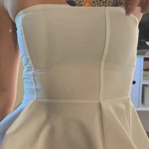 Volang topp  - Vit tubtopp med volang, endast använd ett fåtal gånger. Säljer pga den sitter för tight❤️ Kontakta mig privat för fler bilder eller ev frågor🩷