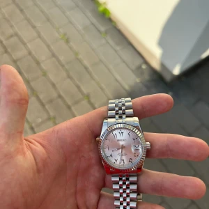 Seiko Mod - Arabic Dial - 36 mm - Seiko Mod - Arabic Dial - 36 mm Vit urtavla  NH35 movement Seiko hands  Stainless steel   Vid snabbaffär kan priset gå ner  Pris ej hugget i sten 