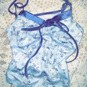 Blommigt linne ! - Säljer detta blåa linnet !! I storlek S och säljs då den ej kommit till användning! Ny skick💗