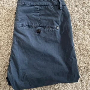 Dondup Chinos  - Säljer nu dessa otroligt snygga dondup chinosen som är i mycket bra skick!🤩 Dom är storlek 34 men passar 33 också För av dig vid minsta lilla fundering!  Ny pris 3000kr