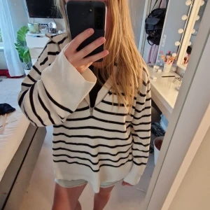 Randig zip up - En snygg randig zip up tröja som inte kommit till användning. Från kapphal. Satt pris gäller.