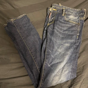 Dsquared2 jeans - Ett par väldigt fina d2 byxor i väldigt bra skick är som nya. Tveka inte på att höra av er😁