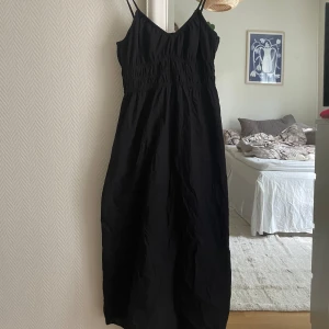 Svart midiklänning - Fin klänning från H&M! Slutar ungefär mitt emellan knäna och fötterna. Aldrig använd.
