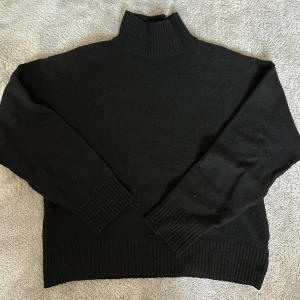 Stickad tröja  - Stickad tröja med krage från nelly i storlek S