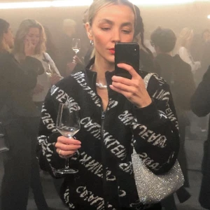 Calvin Klein teddy jacka - Calvin Klein limited edition fleece i teddymaterial. Köpt från utlandet via Depop då den såldes i väldigt få exemplar! Burits av bland annat Hailey Bieber. Jackan har inga defekter.