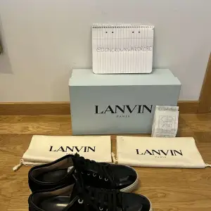 Tja säljer dessa lanvin skor i storlek UK 8 passar 43-44 dem är i super fint skick och har box, kvitto och dustbags till skorna