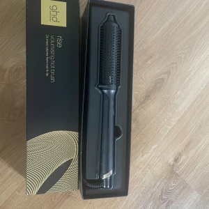 Ghd Rise  - Endast testad, så som ny!  Ny pris 1900 kr