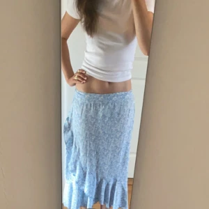 Volangkjol  - Fin volangkjol perfekt nu till sommaren! Använd fåtal gånger. Köpte den i storlek M eftersom att jag är 172 och ville att den skulle va tillräckligt lång, passar mig perfekt i midjan ändå och jag brukar ha xs/s.