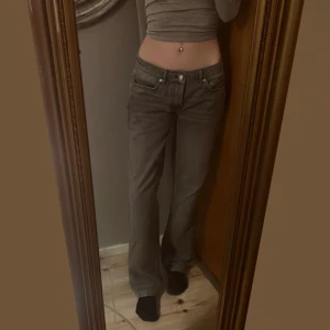 Low straight jeans - gråa jeans från lager 157 i modellen low straight. fint skick. nypris: 400kr