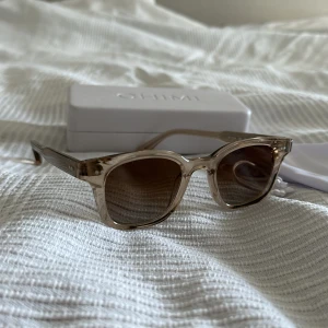 Chimi Ecru 02  - Säljer nu dessa Chimi Ecru 02 som passar perfekt nu till solskenet! Köpte de förra året på NK. De är i forsatt toppskick! Kom PM vid intresse!