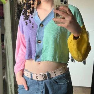 Jättesöt colorblock kofta💕 - En jättegullig colorblock kofta i nyskick💕säljs för att den tyvärr inte kommer komma till användning💓