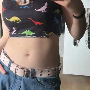 Jättefin tröja med dinosaurier! 🦕  - Väldigt fin topp med dinosaurier som inte används längre💓