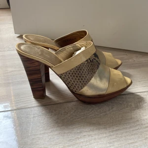 Orm skinn skor -  Jättesnygga sandal klackar i ormskinn och trä klack. Köpta i Paris från märket L.K. Bennet! Jättebra skick! 