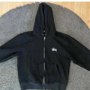 Stüssy zip - Extremt bra skick på tröjan och den har riktigt bra kvalite🔥🔥