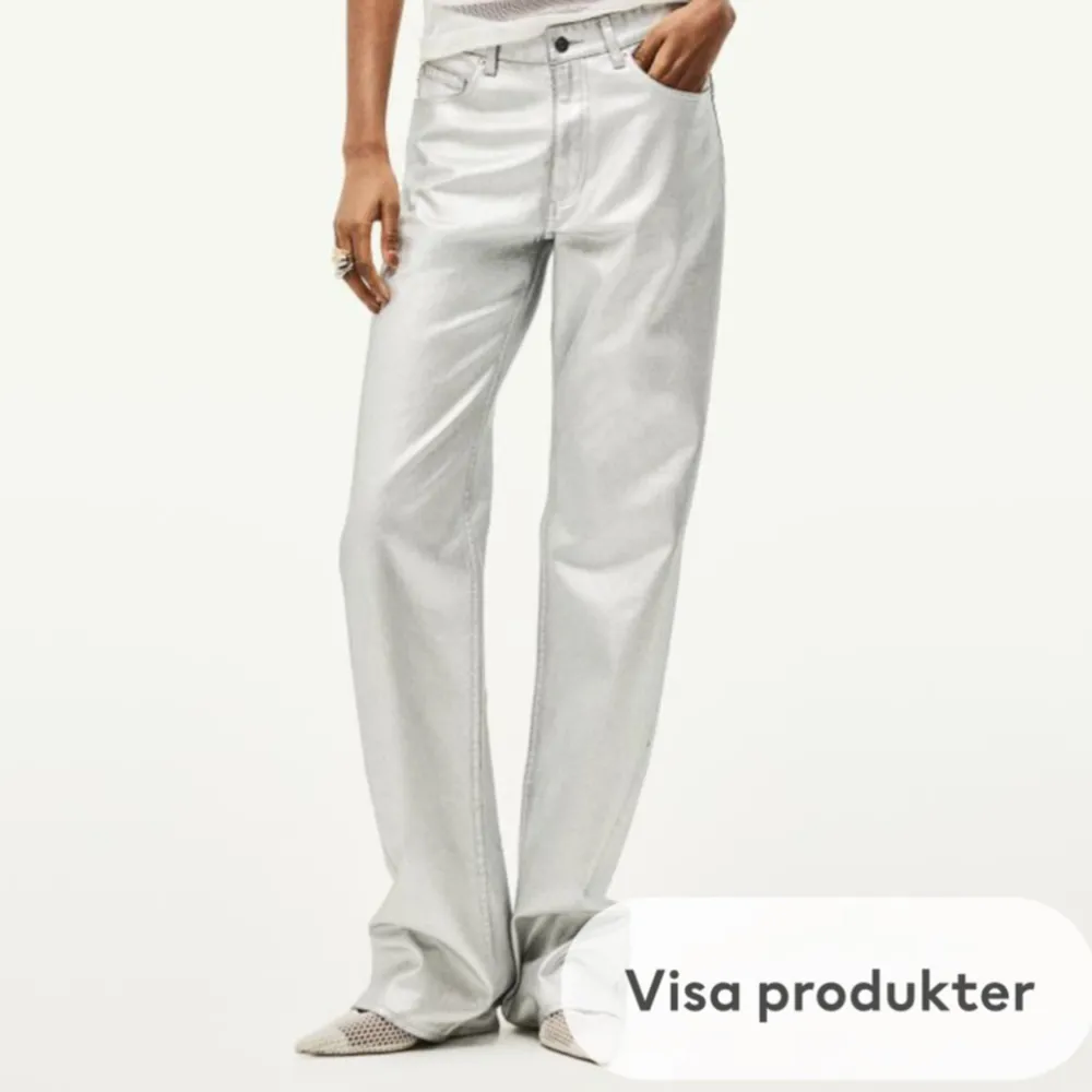 Supercoola silvriga jeans/byxor från HM. Använda några få gånger bara 🤩. Jeans & Byxor.
