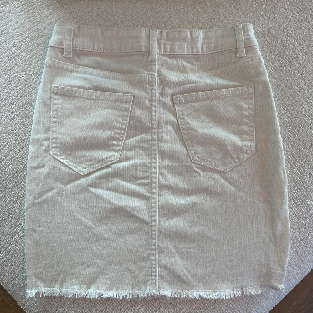 En vit jeanskjol med fransig ända från Ginatricot.  Kjolen är använd endast 1 gång och så skönt jeans material (inte det stela utan betydligt mjukare).  PERFEKT kjol till sommaren 💃🏼💃🏼💕. Kjolar.