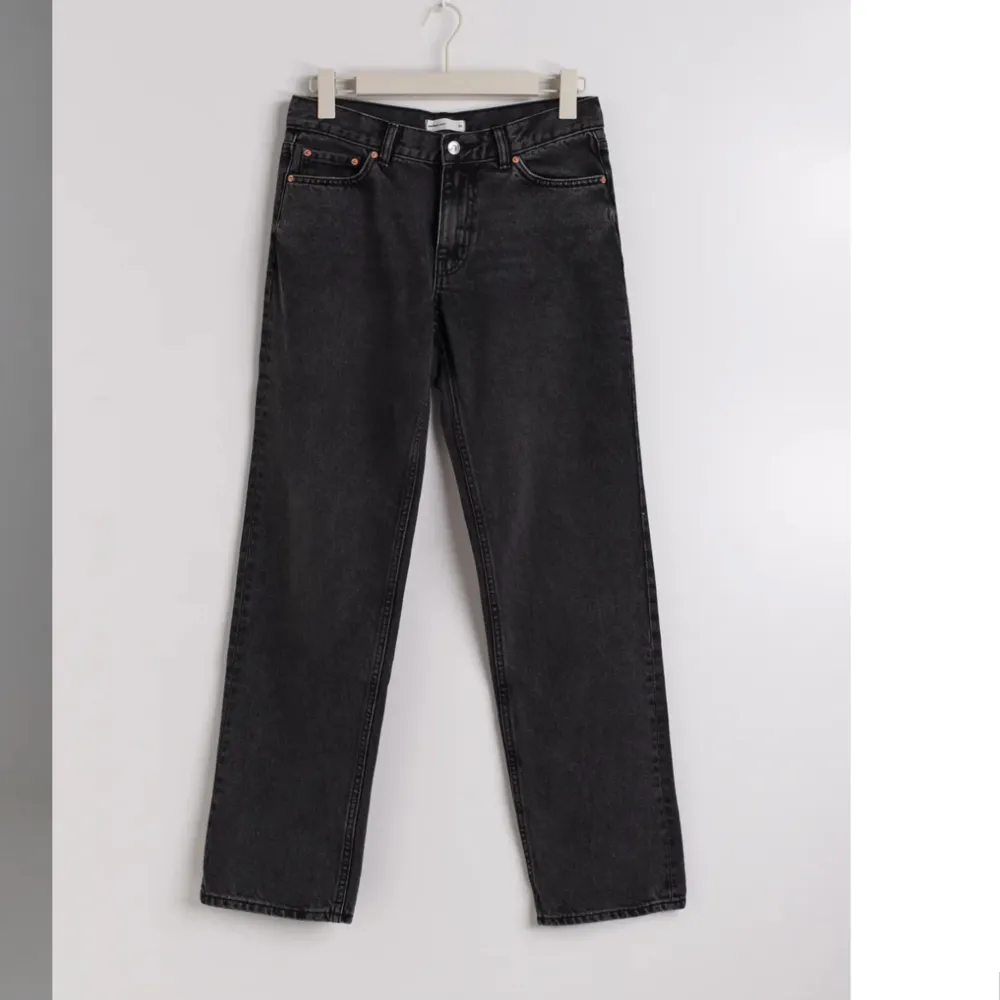 Lågmidjade raka byxor från Gina Tricot i petite storlek 36 i fint skick. Jeans & Byxor.