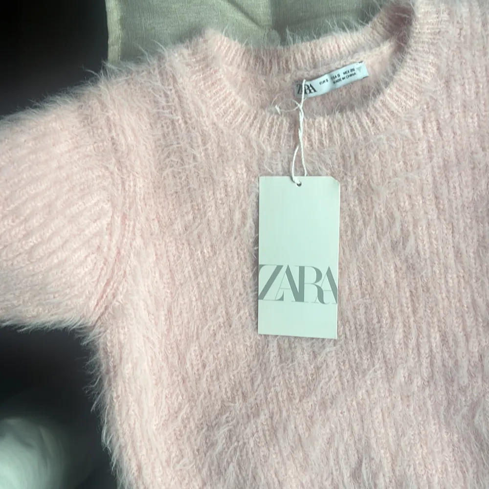 Nu säljer ja min rosa tröja från Zara som är helt slutsåld,helt oanvänd❤️ säljer pga att den inte kommer till användning! Kom privat för frågor. T-shirts.