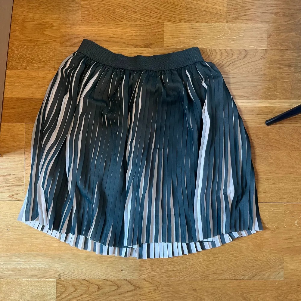 Plisserad kjol från samsoe samsoe. Den är dubbelfärgad så både grön och beige. Använd 1 gång . Kjolar.