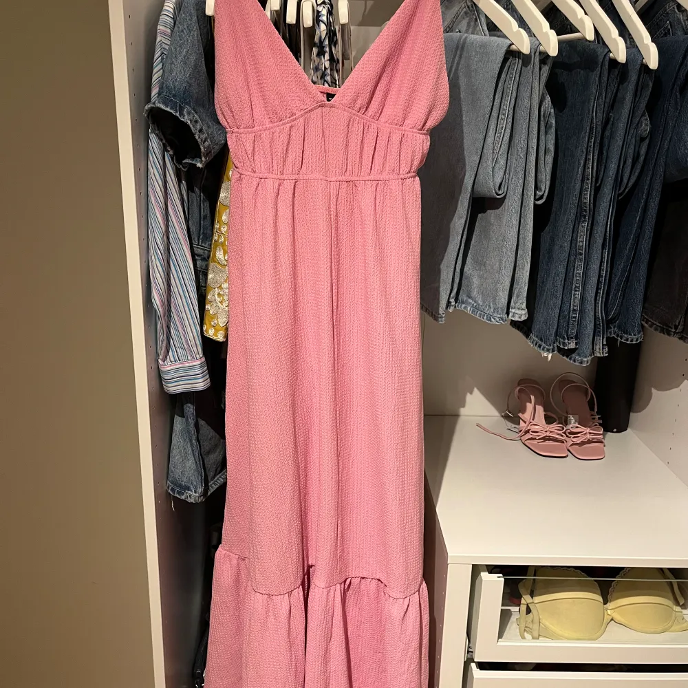 Säljer denna mycket eftertraktade klänning från Gina tricot! *liknar en klänning från hm. Klänningen är i mycket gott skick och endast använd ett fåtal gånger! Skicka privat för fler bilder💕💕. Klänningar.