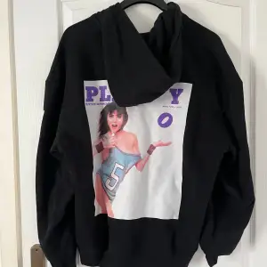 En svart Playboy hoodie med zip och tryck i ryggen 