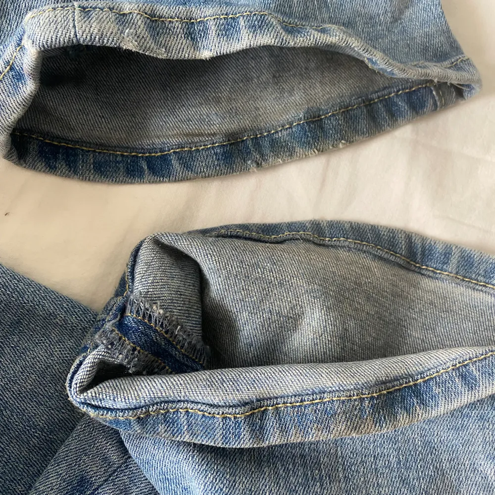 Säljer dessa jeansen då de inte passar. Endast använda 2 gånger, har defekter i form av små slitningar, och fläckar på insidan från att ha släpat i marken (borde gå att tvätta bort). Köpta för 600. Kontakta mig vid eventuella frågor. Köp nu är på!💞. Jeans & Byxor.