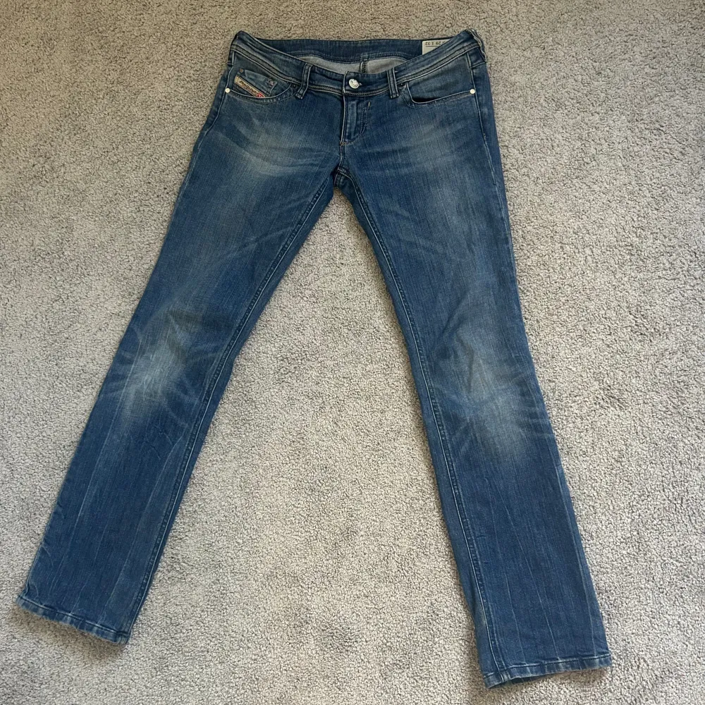 Ett par jättecola low waist vintage Dizel jeans❤️‍🔥 Säljer på grund av att de tyvärr är för stora för mig i midjan. Jag är 167cm. Jeans & Byxor.