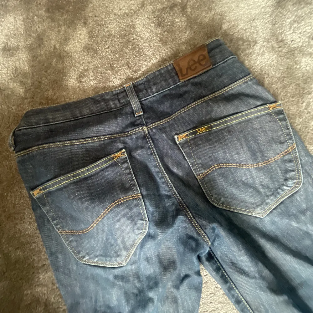 jättefina lee jeans som jag inte använt så mycket. dom är väldigt fina på men vill få dom sålda så säljer dom för 70kr+frakt betalas med swish🥰. Jeans & Byxor.