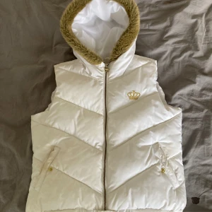 Adidas x Missy Elliott Respect M.E. Väst - Bra skick och perfekt till våren!😘 storlek 38 men skulle säga att den är mindre så XS-S och M om man vill ha mer tight fit.