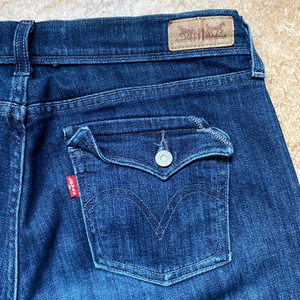 Säljer dessa jättefina Levi’s jeans 515 Bootcut 💗 De är bootcut och har fickor med knapp.  Innerbenslängd: 77cm Midjemått rakt över: 39cm  Köpta på Plick, och de har inga defekter. Säljer för 300 men priset går alltid att diskutera 💗skriv vid frågor!. Jeans & Byxor.