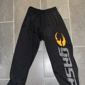 GASP träningsbyxor - GASP mesh pant.  Användna 2 gånger. Storlek S passar M/S. och L på breden men då är de för korta.  Nypris 650kr Mitt pris 275kr