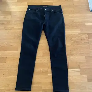 Tjena, säljer nu ett par nudie jeans modellen lean dean. Storlek 33/32. Tveka inte på att höra av dig vid funderingar😁priset är inte hugget i sten.