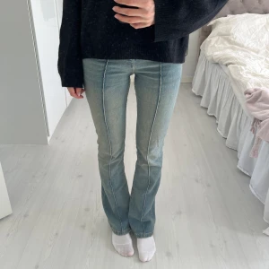 Jeans - Coola jeans med sträck framtill. Passar precis på mig i längden som är 166, hade önskat att de var lite längre så de inte ser korta ut när man har skor.