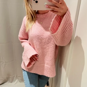 Rosa stickad tröja - XS men är väldigt stor så passar S/M💞 Lite nopprig, skriv om du vill köpa💞🙌🏻