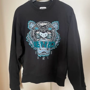 Kenzo tröja crewneck - Kenzotröja i grymt bra skick! Väldigt sällan använd max 3ggr. Köpt från END finns orderbekräftelse och kvitto 