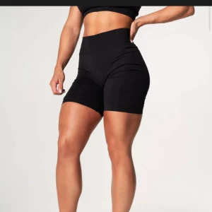 Shorts -  relodes Prime Scrunch Shorts, stora i storleken enligt deras hemsida och rekommenderar att ta en storlek mindre☺️ använd 1-2 gånger Nypris: 579kr