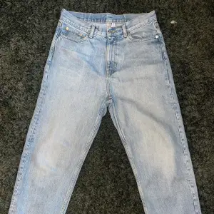 Jag säljer ett par blåa galaxy jeans från weekday. Dehär har lite rymligare passform, storlek 29/30. Jag är 184 cm. Fickorna hade förut hål men de är lagade nu så det är lugnt. Annars är de felfria bortsett från lite slitage pga användning.