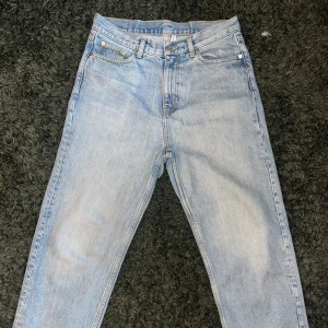 Weekday galaxy jeans - Jag säljer ett par blåa galaxy jeans från weekday. Dehär har lite rymligare passform, storlek 29/30. Jag är 184 cm. Fickorna hade förut hål men de är lagade nu så det är lugnt. Annars är de felfria bortsett från lite slitage pga användning.