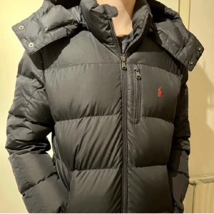 Ralph lauren jacka - Hej jag säljer en ralph lauren jacka, väldigt bra skick skulle säga 8,9 av 10. Jag säljer den även för ett bra pris.vid minsta lilla fråga så är det bara att skriva