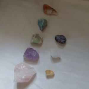 Råkristaller - Råkristaller! 20kr för de på övre raden och 10kr för de på undre raden. 90kr för alla🥰