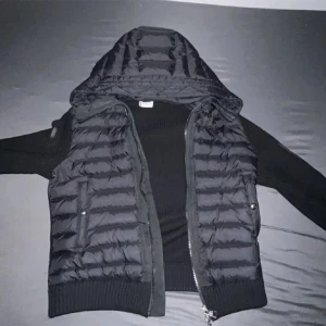 Moncler cardigan - Säljer en moncler cardigan strl S-M, pris kan diskuteras
