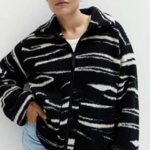 Randig Teddy jacka hm - Säljer nu denna trendiga Teddy jackan från hm som är slutsåld, inga difekter och fint sckik. 