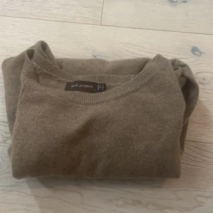 Helt ny stickad tröja Oscar Jacobsson - Helt ny beige stickad tröja. Aldrig använd, men tags är avklippta så går ej att lämna tillbaka. Nypris ca 1300. 